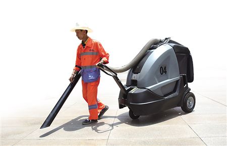 環(huán)衛(wèi)工人作業(yè)移動(dòng)式吸垃圾車(chē)